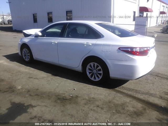 4T1BF1FK4HU771583 - 2017 TOYOTA CAMRY LE/XLE/SE/XSE WHITE photo 3