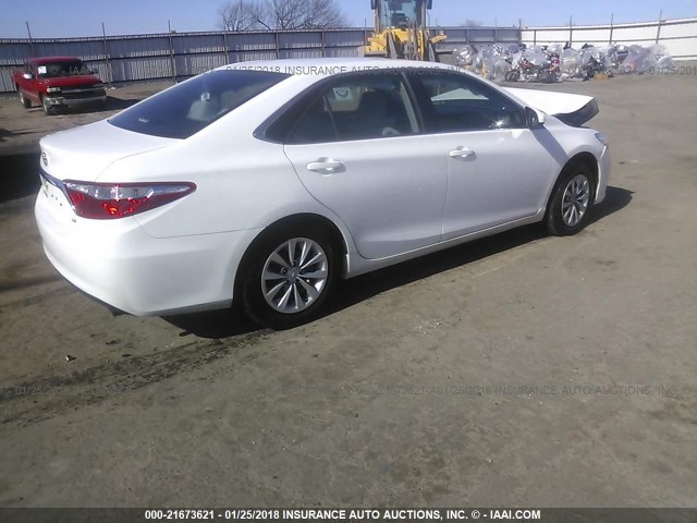 4T1BF1FK4HU771583 - 2017 TOYOTA CAMRY LE/XLE/SE/XSE WHITE photo 4