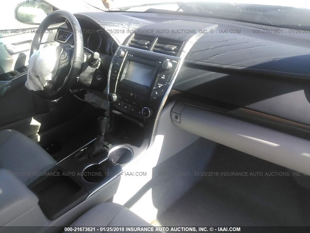 4T1BF1FK4HU771583 - 2017 TOYOTA CAMRY LE/XLE/SE/XSE WHITE photo 5