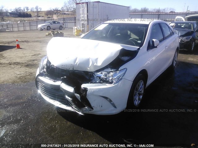 4T1BF1FK4HU771583 - 2017 TOYOTA CAMRY LE/XLE/SE/XSE WHITE photo 6
