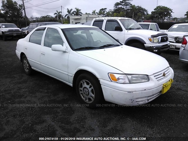 JT2BF22K6V0008539 - 1997 TOYOTA CAMRY LE/XLE WHITE photo 1