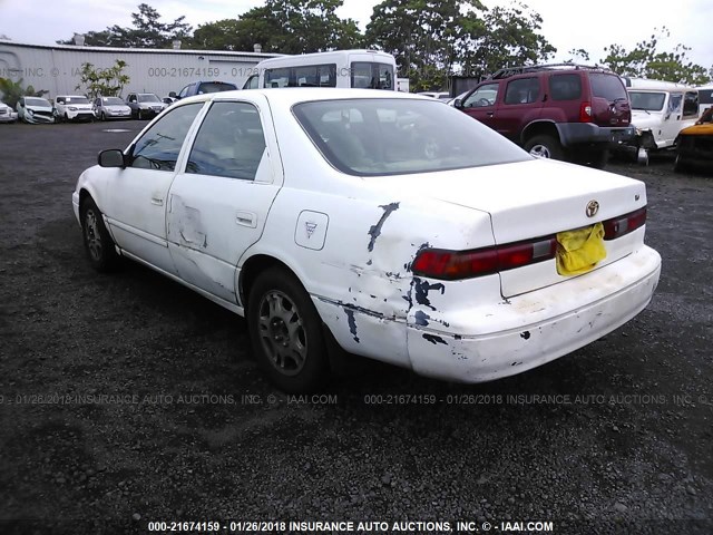 JT2BF22K6V0008539 - 1997 TOYOTA CAMRY LE/XLE WHITE photo 3