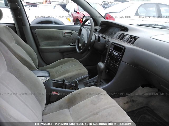 JT2BF22K6V0008539 - 1997 TOYOTA CAMRY LE/XLE WHITE photo 5