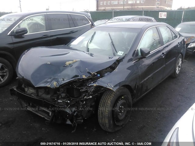 4T1BF1FKXHU360821 - 2017 TOYOTA CAMRY LE/XLE/SE/XSE GRAY photo 2