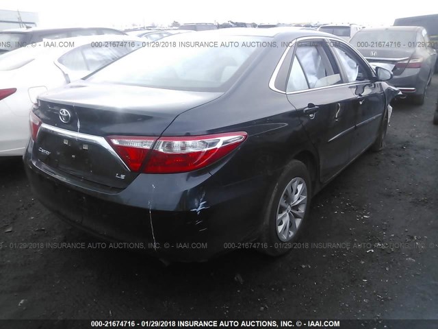 4T1BF1FKXHU360821 - 2017 TOYOTA CAMRY LE/XLE/SE/XSE GRAY photo 4