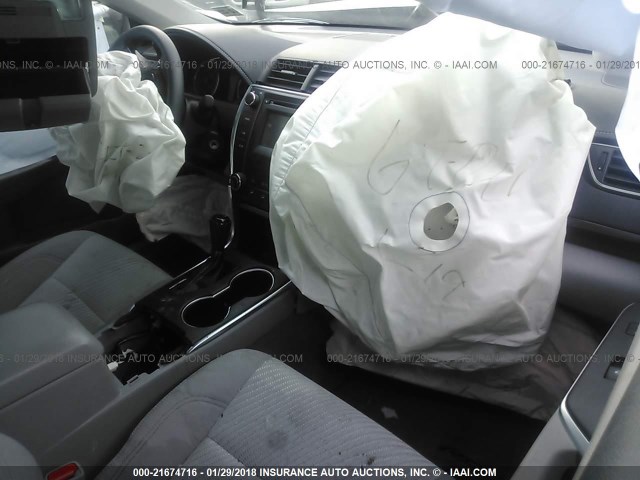 4T1BF1FKXHU360821 - 2017 TOYOTA CAMRY LE/XLE/SE/XSE GRAY photo 5