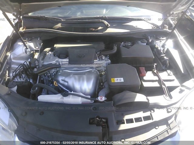 4T1BF1FK0HU417818 - 2017 TOYOTA CAMRY LE/XLE/SE/XSE Silber Foto 10