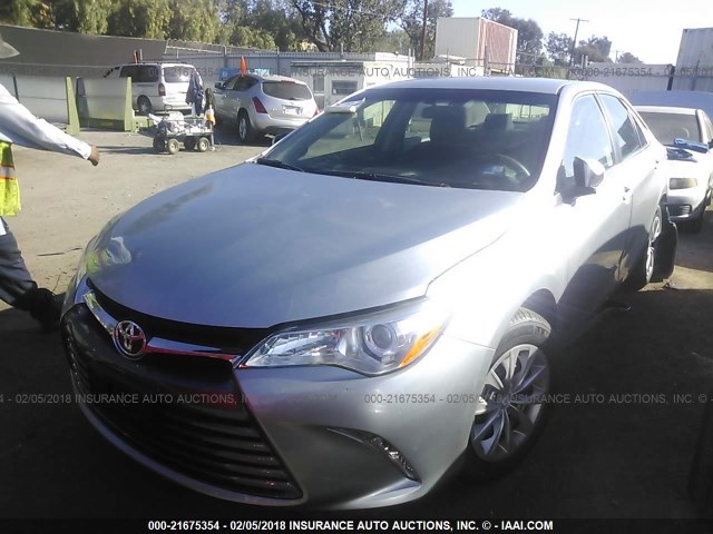 4T1BF1FK0HU417818 - 2017 TOYOTA CAMRY LE/XLE/SE/XSE Silber Foto 2