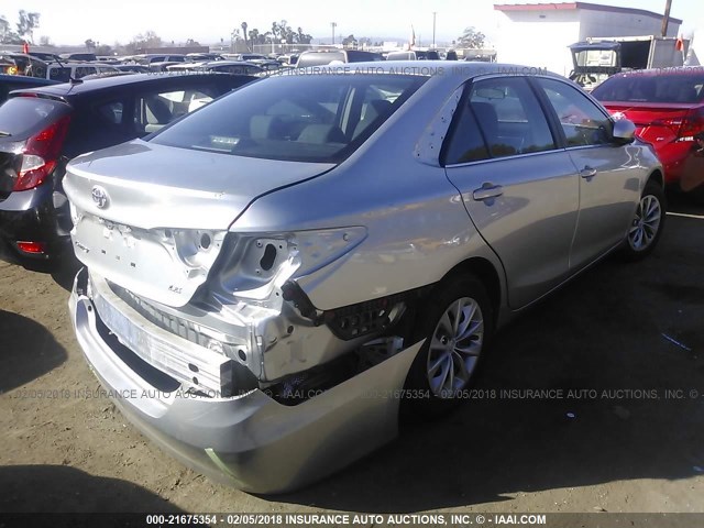 4T1BF1FK0HU417818 - 2017 TOYOTA CAMRY LE/XLE/SE/XSE Silber Foto 4