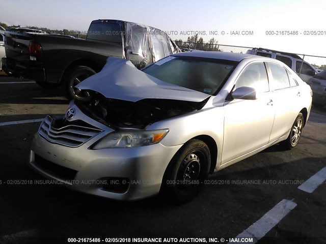 4T1BF3EK6BU675085 - 2011 TOYOTA CAMRY SE/LE/XLE SILVER photo 2