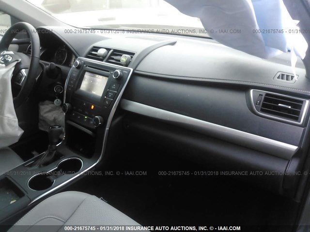 4T1BF1FK3GU543413 - 2016 TOYOTA CAMRY LE/XLE/SE/XSE Silber Foto 5