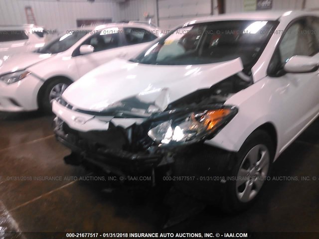 KNAFX4A60F5433147 - 2015 KIA FORTE LX WHITE photo 6