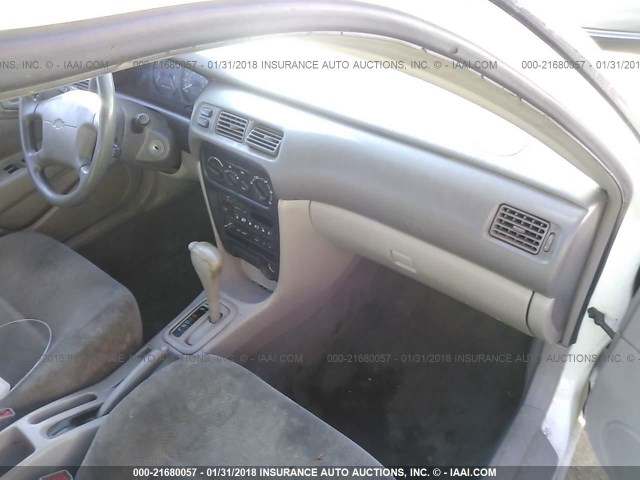 1Y1SK52852Z402562 - 2002 CHEVROLET GEO PRIZM LSI WHITE photo 5