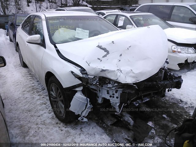 4T1BF1FK5FU984264 - 2015 TOYOTA CAMRY LE/XLE/SE/XSE WHITE photo 1