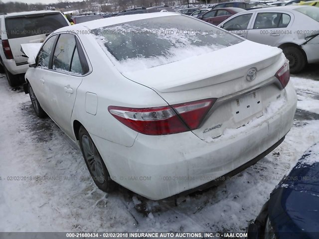4T1BF1FK5FU984264 - 2015 TOYOTA CAMRY LE/XLE/SE/XSE WHITE photo 3