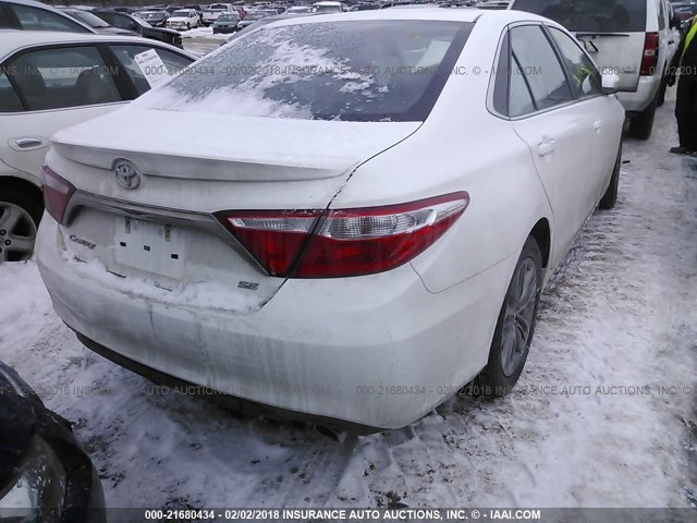 4T1BF1FK5FU984264 - 2015 TOYOTA CAMRY LE/XLE/SE/XSE WHITE photo 4