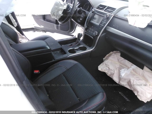 4T1BF1FK5FU984264 - 2015 TOYOTA CAMRY LE/XLE/SE/XSE WHITE photo 5
