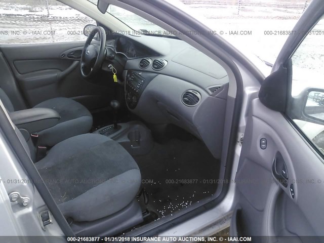 1FAFP34374W162793 - 2004 FORD FOCUS SE COMFORT/SE SPORT GRAY photo 5