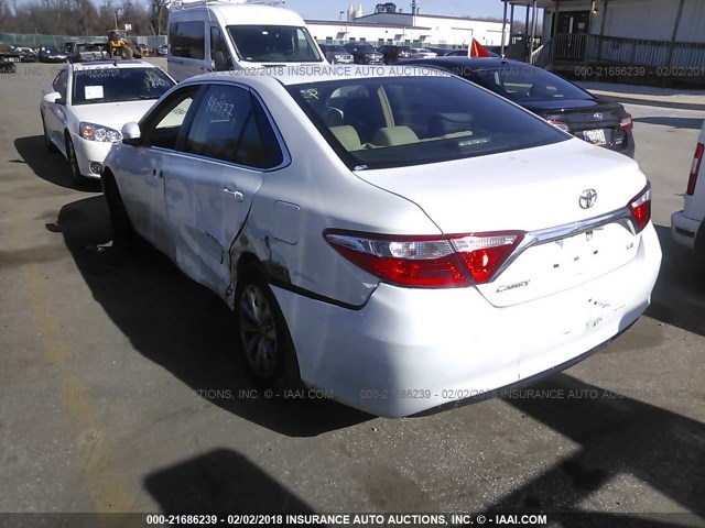4T4BF1FK3FR480477 - 2015 TOYOTA CAMRY LE/XLE/SE/XSE თეთრი ფოტო 3