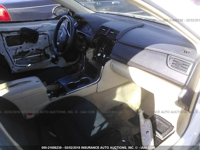 4T4BF1FK3FR480477 - 2015 TOYOTA CAMRY LE/XLE/SE/XSE თეთრი ფოტო 5