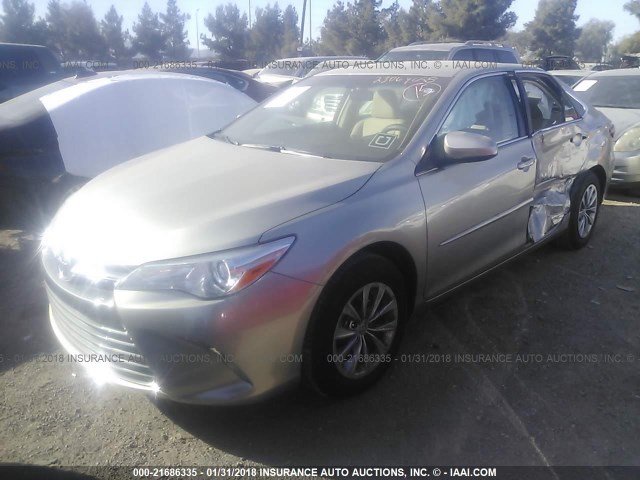 4T1BF1FK0HU347897 - 2017 TOYOTA CAMRY LE/XLE/SE/XSE SILVER photo 2