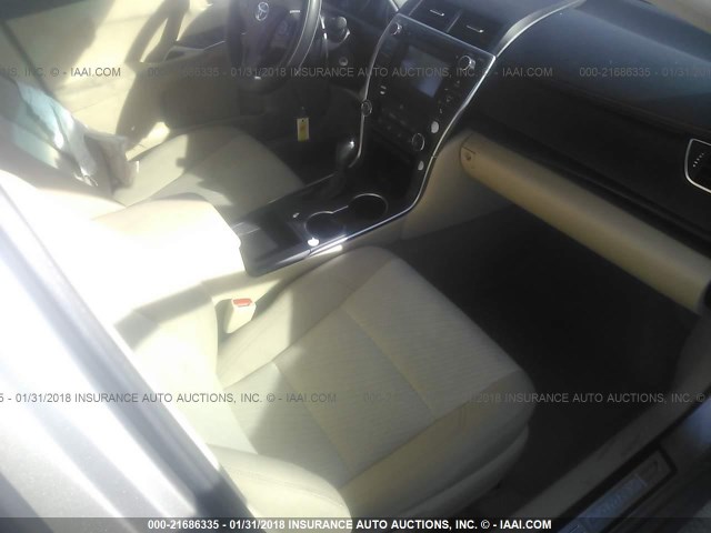 4T1BF1FK0HU347897 - 2017 TOYOTA CAMRY LE/XLE/SE/XSE SILVER photo 5