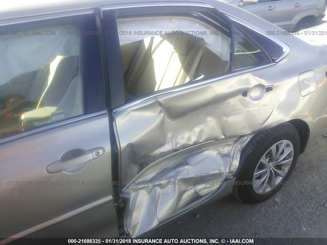 4T1BF1FK0HU347897 - 2017 TOYOTA CAMRY LE/XLE/SE/XSE SILVER photo 6