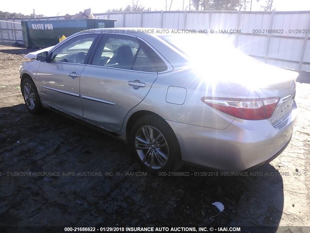 4T1BF1FK6FU074591 - 2015 TOYOTA CAMRY LE/XLE/SE/XSE ვერცხლისფერი ფოტო 3