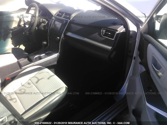4T1BF1FK6FU074591 - 2015 TOYOTA CAMRY LE/XLE/SE/XSE ვერცხლისფერი ფოტო 5