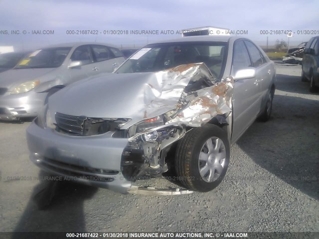 4T1BE32K22U057530 - 2002 TOYOTA CAMRY LE/XLE/SE SILVER photo 2