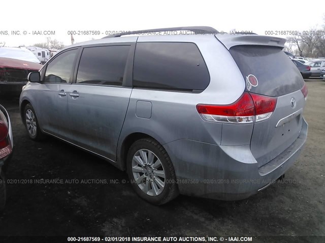 5TDDK3DC2CS033956 - 2012 TOYOTA SIENNA XLE/LIMITED SILVER photo 3