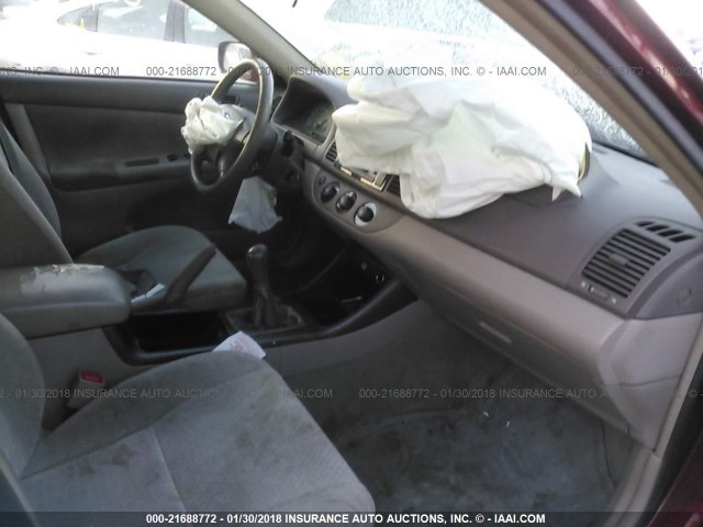 JTDBE32K820054322 - 2002 TOYOTA CAMRY LE/XLE/SE მუქწითელი ფოტო 5