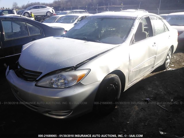 4T1BE32K93U236679 - 2003 TOYOTA CAMRY LE/XLE/SE SILVER photo 2