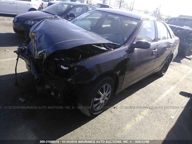 4T1BE32K02U577547 - 2002 TOYOTA CAMRY LE/XLE/SE ყავისფერი ფოტო 2