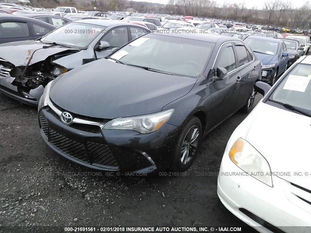 4T1BF1FK2HU617552 - 2017 TOYOTA CAMRY LE/XLE/SE/XSE BLUE photo 2