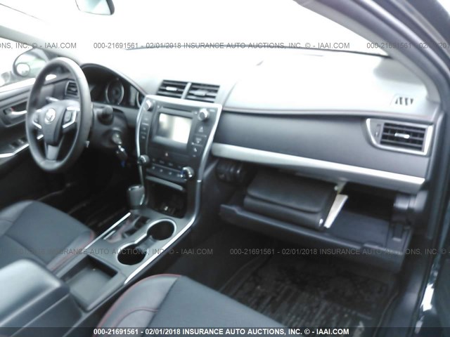 4T1BF1FK2HU617552 - 2017 TOYOTA CAMRY LE/XLE/SE/XSE BLUE photo 5