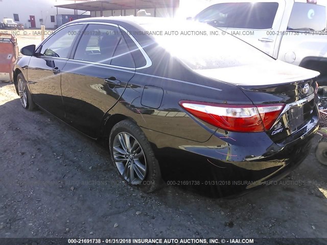 4T1BF1FK1HU349576 - 2017 TOYOTA CAMRY LE/XLE/SE/XSE შავი ფოტო 3