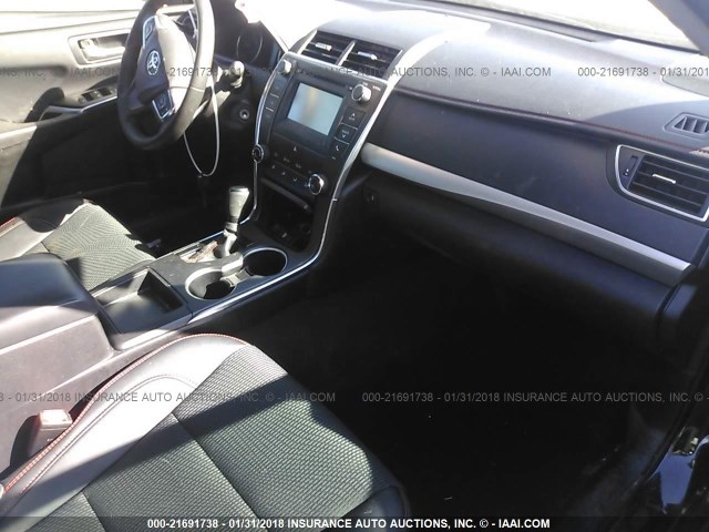 4T1BF1FK1HU349576 - 2017 TOYOTA CAMRY LE/XLE/SE/XSE შავი ფოტო 5