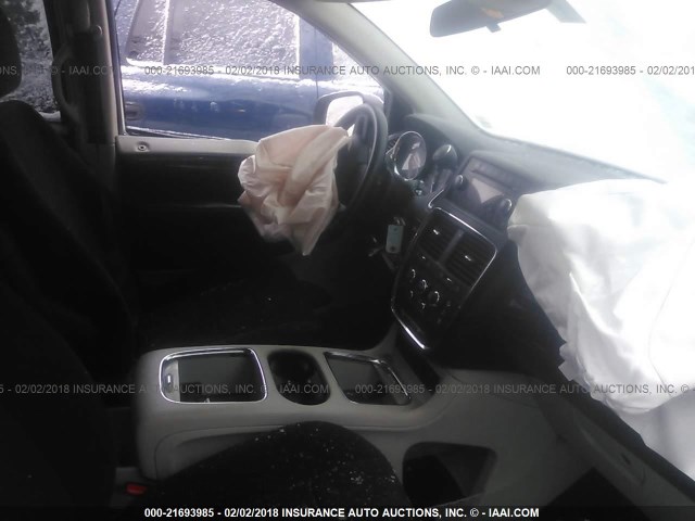 2C4RDGCG3DR582376 - 2013 DODGE GRAND CARAVAN SXT WHITE photo 5