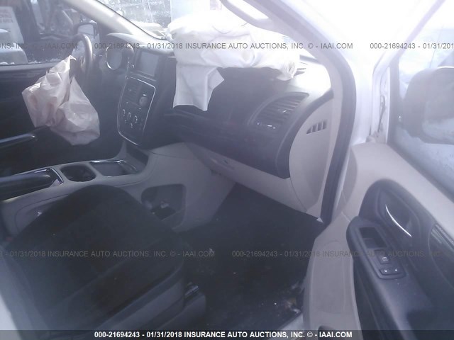 2C4RDGCGXDR811569 - 2013 DODGE GRAND CARAVAN SXT WHITE photo 5