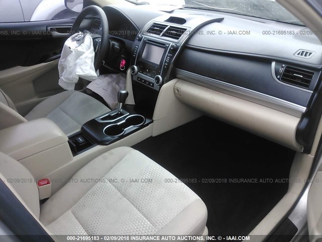 4T1BF1FK7EU410229 - 2014 TOYOTA CAMRY L/SE/LE/XLE ბეჟი ფოტო 5