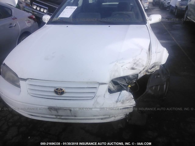 JT2BG22K1X0319022 - 1999 TOYOTA CAMRY LE/XLE WHITE photo 6