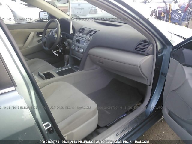 4T4BF3EK1BR102326 - 2011 TOYOTA CAMRY SE/LE/XLE GREEN photo 5