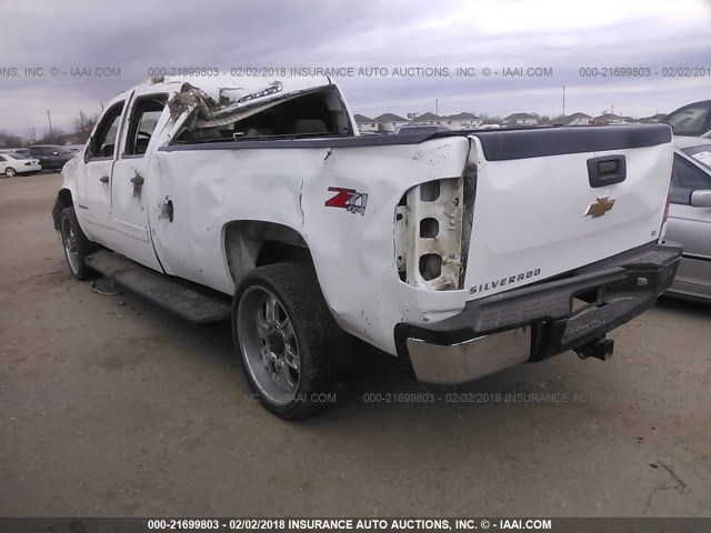 1GCHK23677F525766 - 2007 CHEVROLET SILVERADO K2500 HEAVY DUTY WHITE photo 3