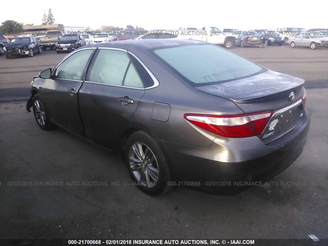 4T1BF1FK8GU124649 - 2016 TOYOTA CAMRY LE/XLE/SE/XSE GRAY photo 3