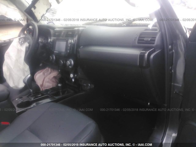 JTEBU5JR2H5466918 - 2017 TOYOTA 4RUNNER SR5 PREM/LTDL/TRAIL/TRD Szary zdjęcie 5