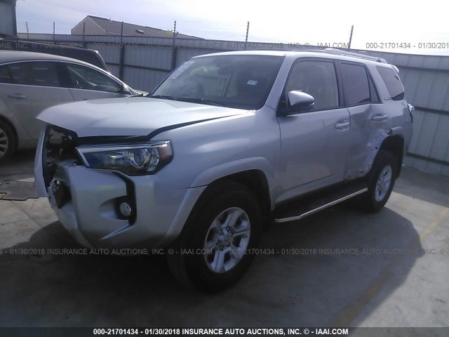 JTEBU5JR7J5492338 - 2018 TOYOTA 4RUNNER SR5 PREM/LTDL/TRAIL/TRD SILVER photo 2