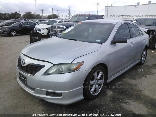 4T1BF3EK7BU698326 - 2011 TOYOTA CAMRY SE/LE/XLE SILVER photo 2