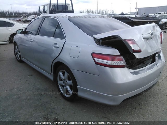 4T1BF3EK7BU698326 - 2011 TOYOTA CAMRY SE/LE/XLE SILVER photo 3