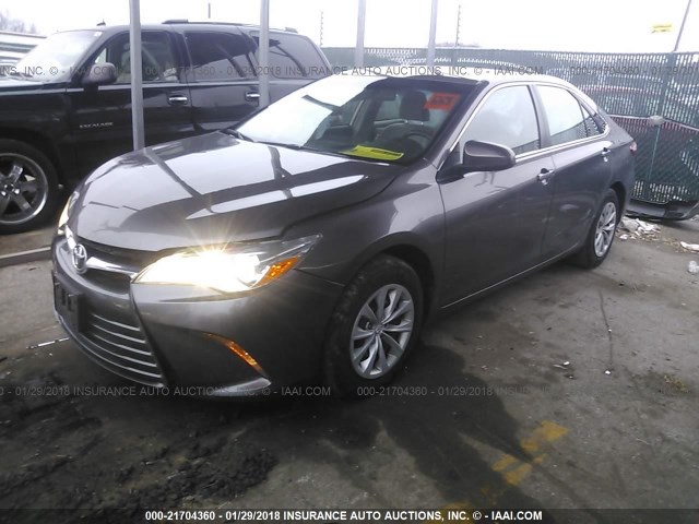 4T1BF1FK9FU872633 - 2015 TOYOTA CAMRY LE/XLE/SE/XSE GRAY photo 2